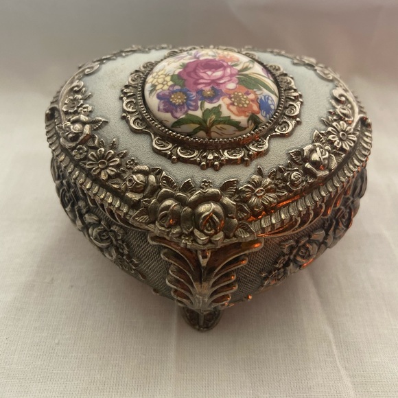 Beautifully detailed trinket box
